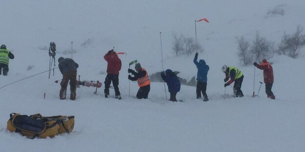 Menschen suchen im Tiefschnee Menschen suchen im Tiefschnee