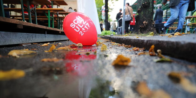 ein roter Luftballon auf dem Boden - mit der Aufschrift „Schulz 2017“ ein roter Luftballon auf dem Boden - mit der Aufschrift „Schulz 2017“