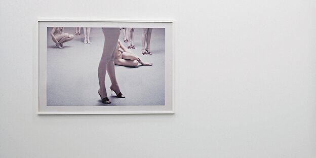 Zwei Bilder hängen in einem Ausstellungsraum, Zwei Bilder hängen in einem Ausstellungsraum,