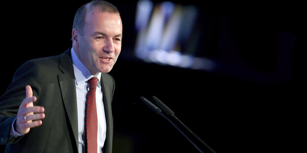 CSU-Politiker Manfred Weber spricht und hebt seine ausgestreckte Hand CSU-Politiker Manfred Weber spricht und hebt seine ausgestreckte Hand
