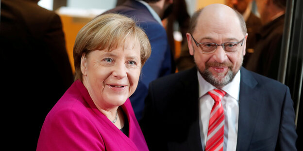 Angela Merkel und Martin Schulz lächeln in die Kamera Angela Merkel und Martin Schulz lächeln in die Kamera