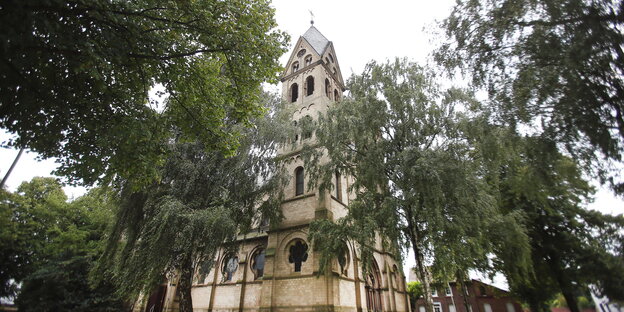 eine von Bäumen umgebene Kirche eine von Bäumen umgebene Kirche