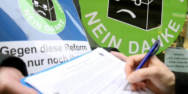 Eine Frau hält im Jahr 2009 eine Liste mit Unterschriften in den Händen. Die Unterschriften stammen von Gegnern der damaligen Schulreform. Eine Frau hält im Jahr 2009 eine Liste mit Unterschriften in den Händen. Die Unterschriften stammen von Gegnern der damaligen Schulreform.