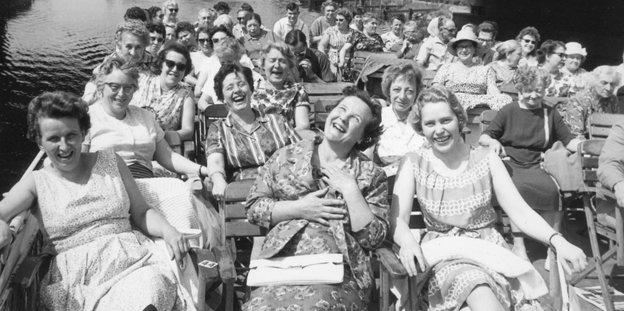 Schwarzweifoto mit vielen Frauen, die auf einem Schiffsdeck sitzen Schwarzweifoto mit vielen Frauen, die auf einem Schiffsdeck sitzen