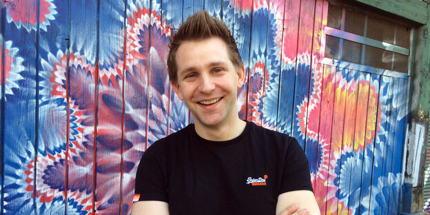 Porträt von Max Schrems vor einem Graffiti Porträt von Max Schrems vor einem Graffiti