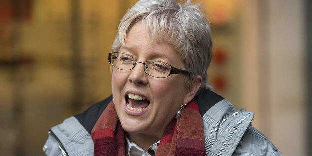 Die BBC-Journalistin Carrie Gracie mit rotem Schal Die BBC-Journalistin Carrie Gracie mit rotem Schal