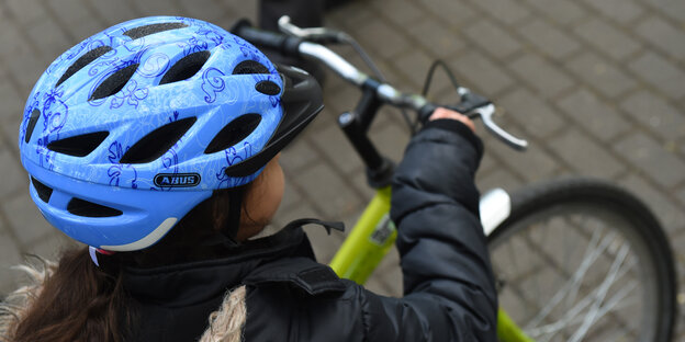 Kind mit Fahrradhelm