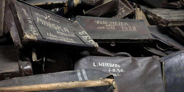 Verblasste Namen auf aufeinander gestapelten Koffern Verblasste Namen auf aufeinander gestapelten Koffern