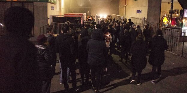 Viele Leute vor dem Eingang eines Clubs Viele Leute vor dem Eingang eines Clubs