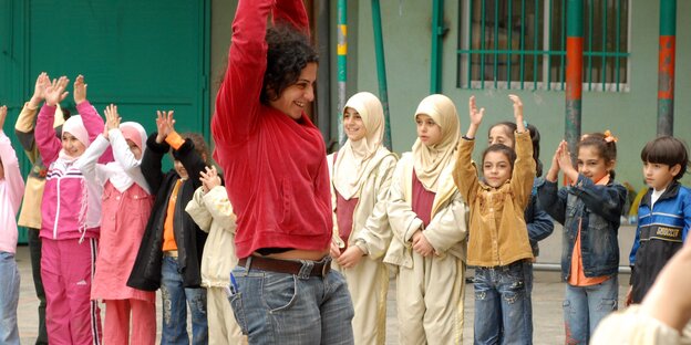 Eine Tänzerin, viele Kinder Eine Tänzerin, viele Kinder