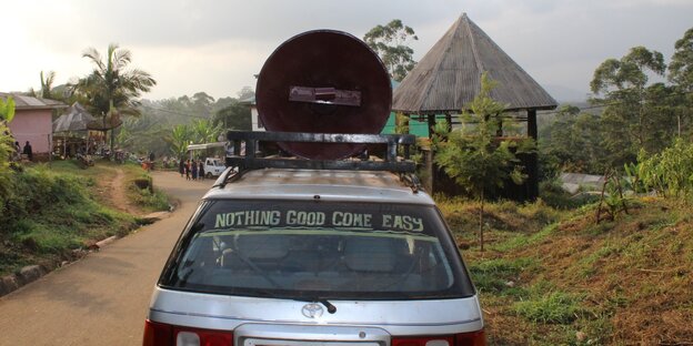 Ein Auto auf einer Piste in Kamerun Ein Auto auf einer Piste in Kamerun