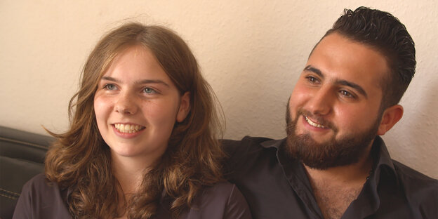 Eine Frau und ein Mann lachen Eine Frau und ein Mann lachen