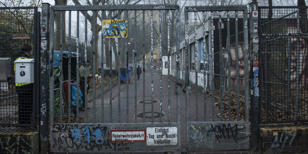 Das Eingangstor der von Flüchtlingen besetzten Gerhart-Hauptmann-Schule in Kreuzberg Das Eingangstor der von Flüchtlingen besetzten Gerhart-Hauptmann-Schule in Kreuzberg