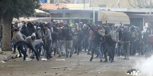 Ein Pulk von Demonstranten, teils vermummt und Gegenstände werfend Ein Pulk von Demonstranten, teils vermummt und Gegenstände werfend