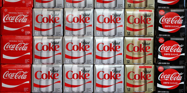 Packungen verschiedener Coca-Cola-Dosen Packungen verschiedener Coca-Cola-Dosen
