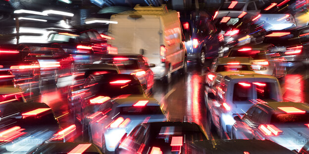 Straße voller Autos am Abend Straße voller Autos am Abend