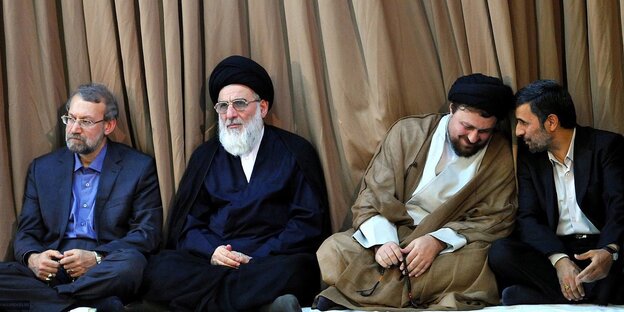 Ali Larijani, Mahmoud Haschemi Schahroudi, Hasan Khomeini, Mahmoud Ahmadinejad (v.l.n.r.) Ali Larijani, Mahmoud Haschemi Schahroudi, Hasan Khomeini, Mahmoud Ahmadinejad (v.l.n.r.)