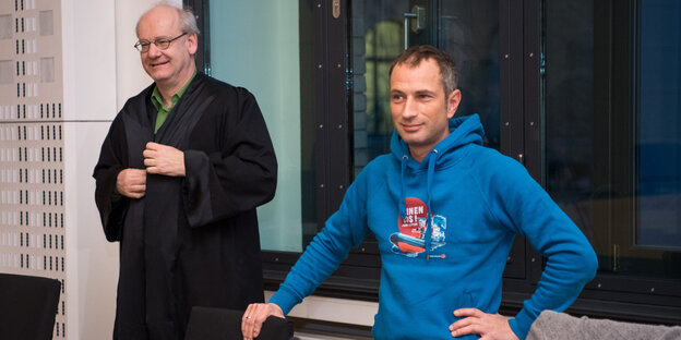 Axel Steier und sein Anwalt Johannes Lichdi (r) stehen nebeneinander Axel Steier und sein Anwalt Johannes Lichdi (r) stehen nebeneinander