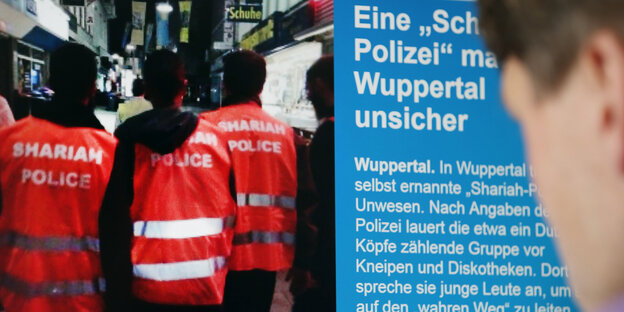Ein Mann schaut auf eine Website, auf der die "Scharia-Polizei" zu sehen ist Ein Mann schaut auf eine Website, auf der die "Scharia-Polizei" zu sehen ist