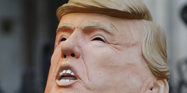 Eine Puppe sieht aus wie Donald Trump Eine Puppe sieht aus wie Donald Trump