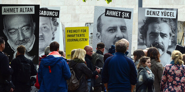 Demonstranten protestieren. Neben ihnen stehen Plakate mit Deniz Yücel und Mehmet Altan Demonstranten protestieren. Neben ihnen stehen Plakate mit Deniz Yücel und Mehmet Altan