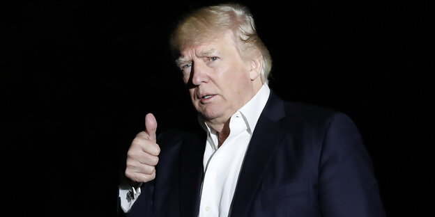 US-Präsident Donald Trump zeigt den Daumen nach oben US-Präsident Donald Trump zeigt den Daumen nach oben