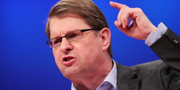 ein Mann mit erhobenem Zeigefinger: Ralf Stegner ein Mann mit erhobenem Zeigefinger: Ralf Stegner