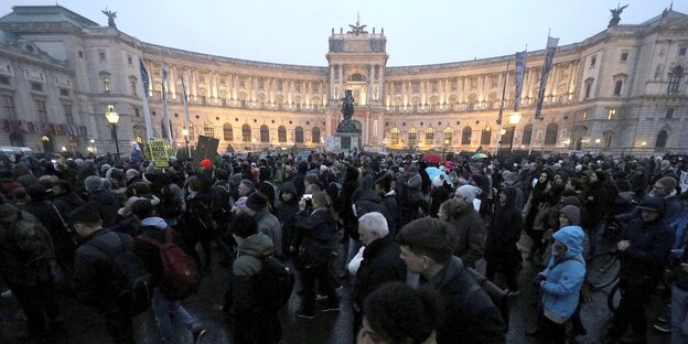 Aus Protest gegen die neue rechtskonservative Regierung in Österreich gehen am 13.01.2018 in Wien (Österreich) mehrere tausend Menschen auf die Straße. Aus Protest gegen die neue rechtskonservative Regierung in Österreich gehen am 13.01.2018 in Wien (Österreich) mehrere tausend Menschen auf die Straße.