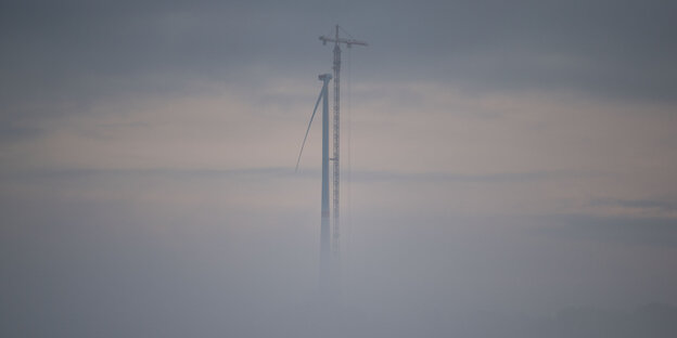 Windrad und Kran im Nebel Windrad und Kran im Nebel