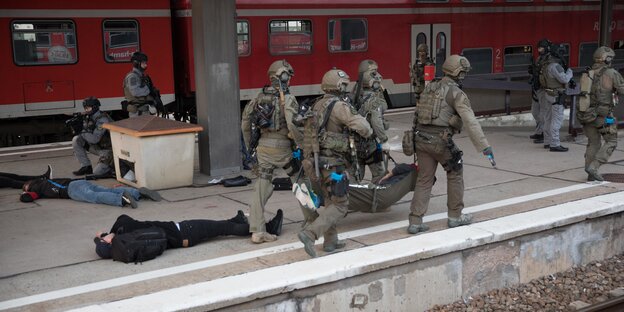 Die GSG9 in Berlin bei einer Übung an einem S-Bahnhof