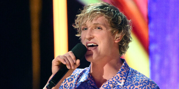 Der US-amerikanische YouTube-Star Logan Paul mit Mikro in der Hand Der US-amerikanische YouTube-Star Logan Paul mit Mikro in der Hand