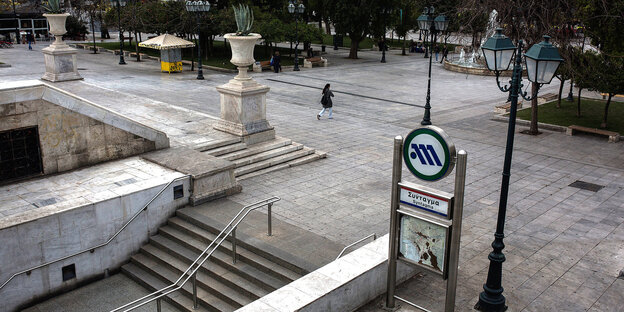 Der geschlossene Eingang einer U-Bahn-Station aufgenommen am 15.01.2018 in Athen (Griechenland). Der geschlossene Eingang einer U-Bahn-Station aufgenommen am 15.01.2018 in Athen (Griechenland).