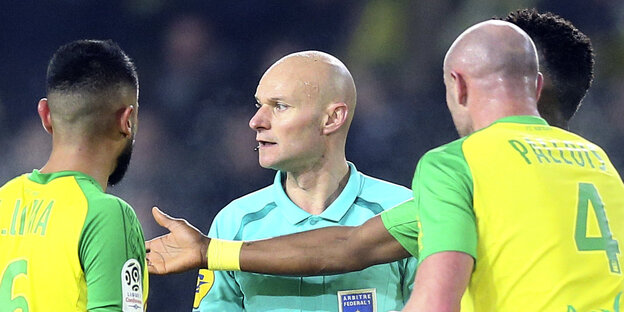 Ein Schiedsrichter und drei Fußballspieler Ein Schiedsrichter und drei Fußballspieler