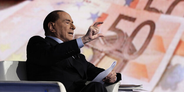 Der italienische Ex-Ministerpräsident Silvio Berlusconi nimmt an der Fernsehensendung des italienischen Staatsfernsehens RAI «Porta a Porta» (Tür zu Tür) teil Der italienische Ex-Ministerpräsident Silvio Berlusconi nimmt an der Fernsehensendung des italienischen Staatsfernsehens RAI «Porta a Porta» (Tür zu Tür) teil