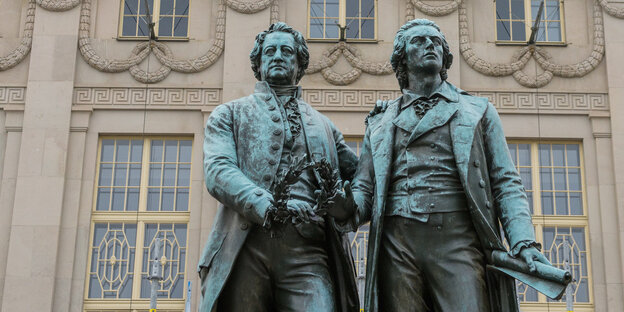Das Deutsche Nationaltheater Weimar mit dem Goethe-Schiller-Denkmal davor Das Deutsche Nationaltheater Weimar mit dem Goethe-Schiller-Denkmal davor