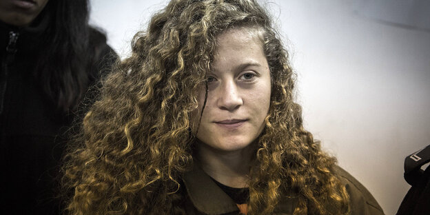 Ahed Tamimi wird am 01.01.2018 in den Gerichtssaal des Ofer Militärgefängnisses in Baituniya nahe Jerusalem geführt. Die junge Palästinenserin hatte Mitte Dezember einem israelischen Soldaten vor laufender Kamera ins Gesicht geschlagen.