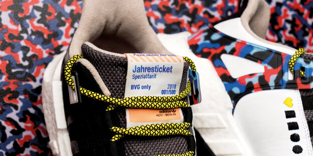 Der BVG-Turnschuh mit dem Jahresticket Der BVG-Turnschuh mit dem Jahresticket