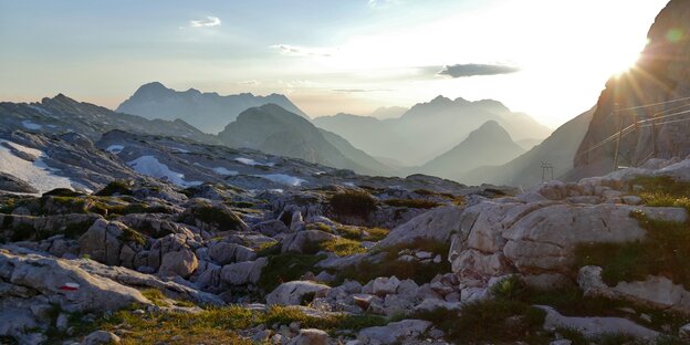 Ausblick auf eine Hochebene im Gebirge Ausblick auf eine Hochebene im Gebirge