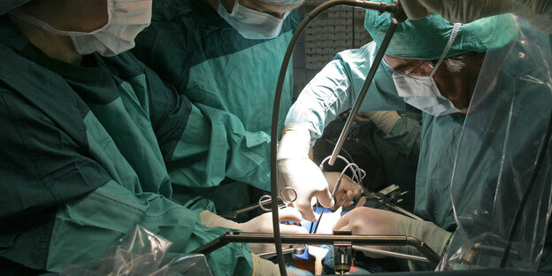 Ärzte bei einer Operation Ärzte bei einer Operation