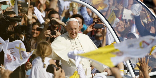 Papst Franziskus winkt am 16.01.2018 in Santiago de Chile (Chile) aus seinem Papamobil den Menschen zu Papst Franziskus winkt am 16.01.2018 in Santiago de Chile (Chile) aus seinem Papamobil den Menschen zu