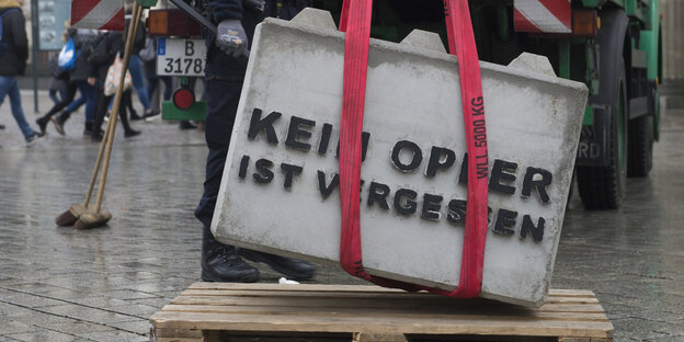 Ein Betonblock mit der Aufschrift "Kein Opfer ist vergessen" wird entfernt Ein Betonblock mit der Aufschrift "Kein Opfer ist vergessen" wird entfernt