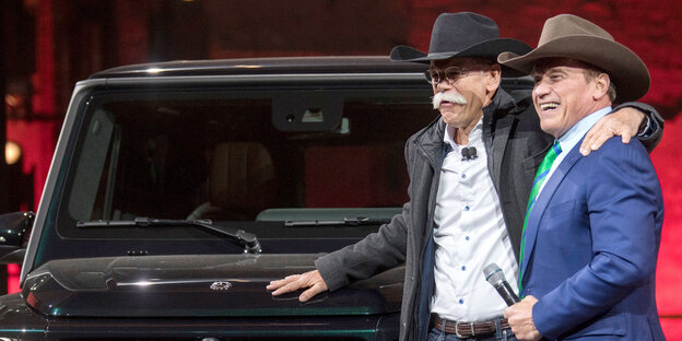 m Michigan Theatre von Detroit (Michigan) präsentiert der Mercedes-Vorstandsvorsitzende Dieter Zetsche gemeinsam mit Arnold Schwarzenegger die neue G-Klasse m Michigan Theatre von Detroit (Michigan) präsentiert der Mercedes-Vorstandsvorsitzende Dieter Zetsche gemeinsam mit Arnold Schwarzenegger die neue G-Klasse