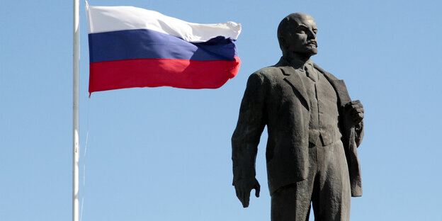 Lenin-Statue und russische Flagge auf der Krim Lenin-Statue und russische Flagge auf der Krim