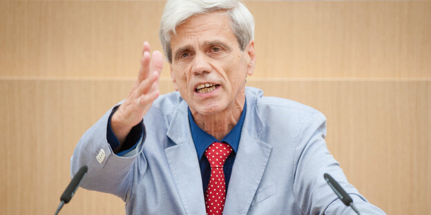 Der Landtagsabgeordnete Wolfgang Gedeon spricht im Landtag in Stuttgart Der Landtagsabgeordnete Wolfgang Gedeon spricht im Landtag in Stuttgart