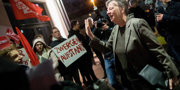 Barbara Hendricks mit grüßender Geste umringt von DemonstrantInnen Barbara Hendricks mit grüßender Geste umringt von DemonstrantInnen