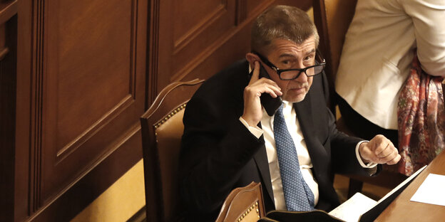 Babiš hält sich ein Handy ans Ohr Babiš hält sich ein Handy ans Ohr