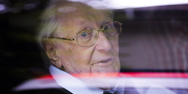 Oskar Gröning sitzt in einem Auto Oskar Gröning sitzt in einem Auto