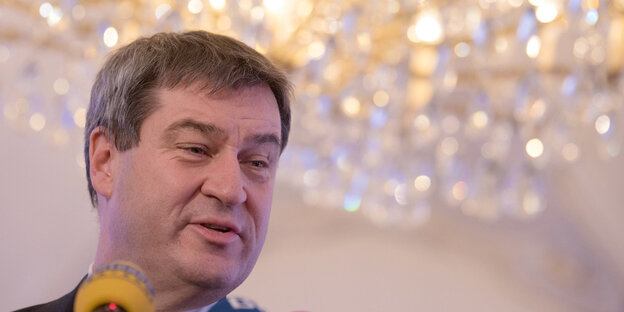 Markus Söder unter einem Kronleuchter Markus Söder unter einem Kronleuchter