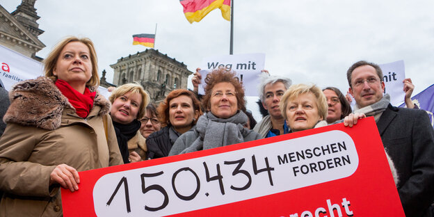 Mehrere Politiker mit einem Anti-§219-Plakat vor dem Reichstag Mehrere Politiker mit einem Anti-§219-Plakat vor dem Reichstag