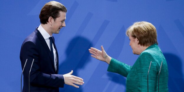 Ein Mann und eine Frau wenden sich einander zu Ein Mann und eine Frau wenden sich einander zu
